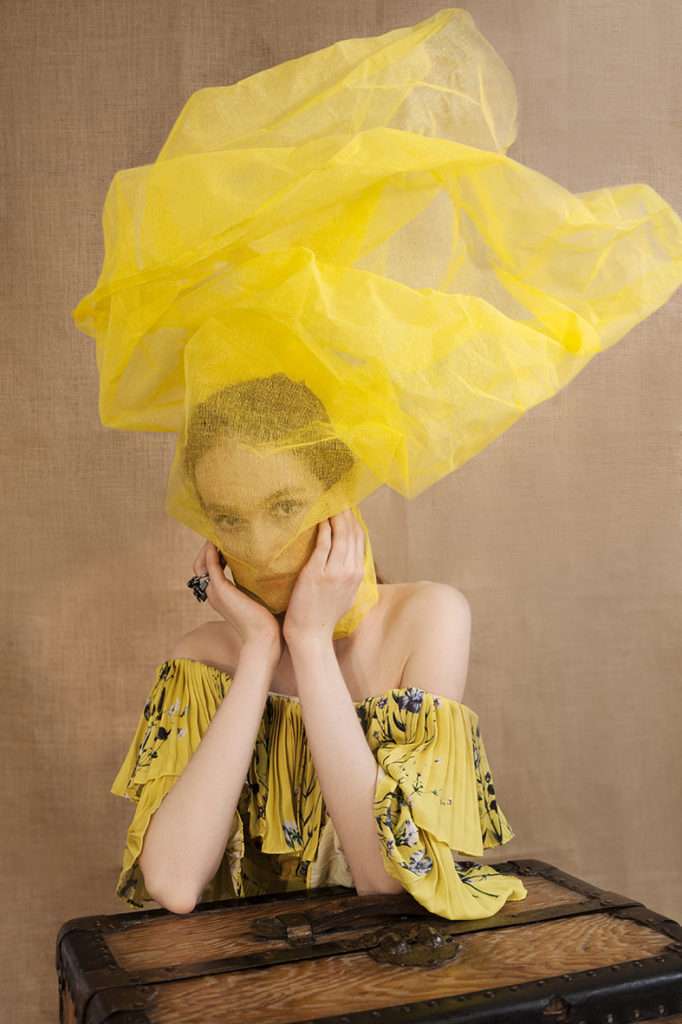 portrait couleur robe jaune